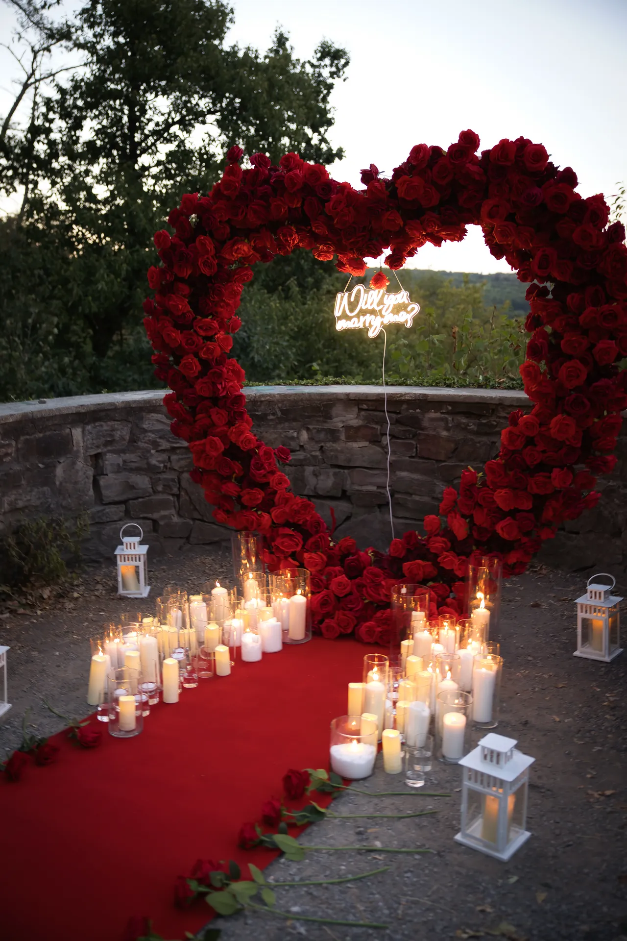 Heiratsantrag-Dekoration am Baldeneysee in Essen