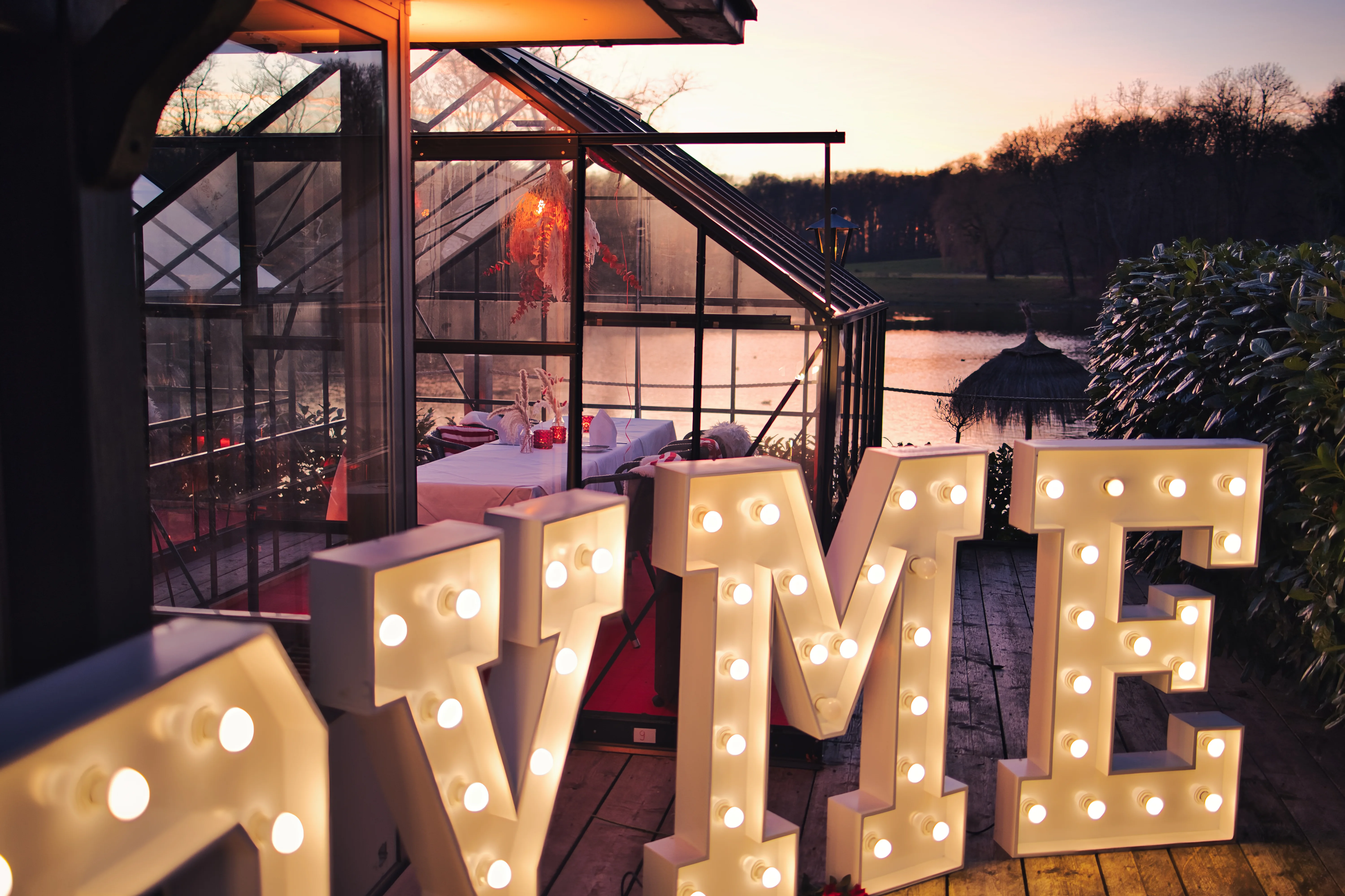 Heiratsantrag mit Marry Me Letter