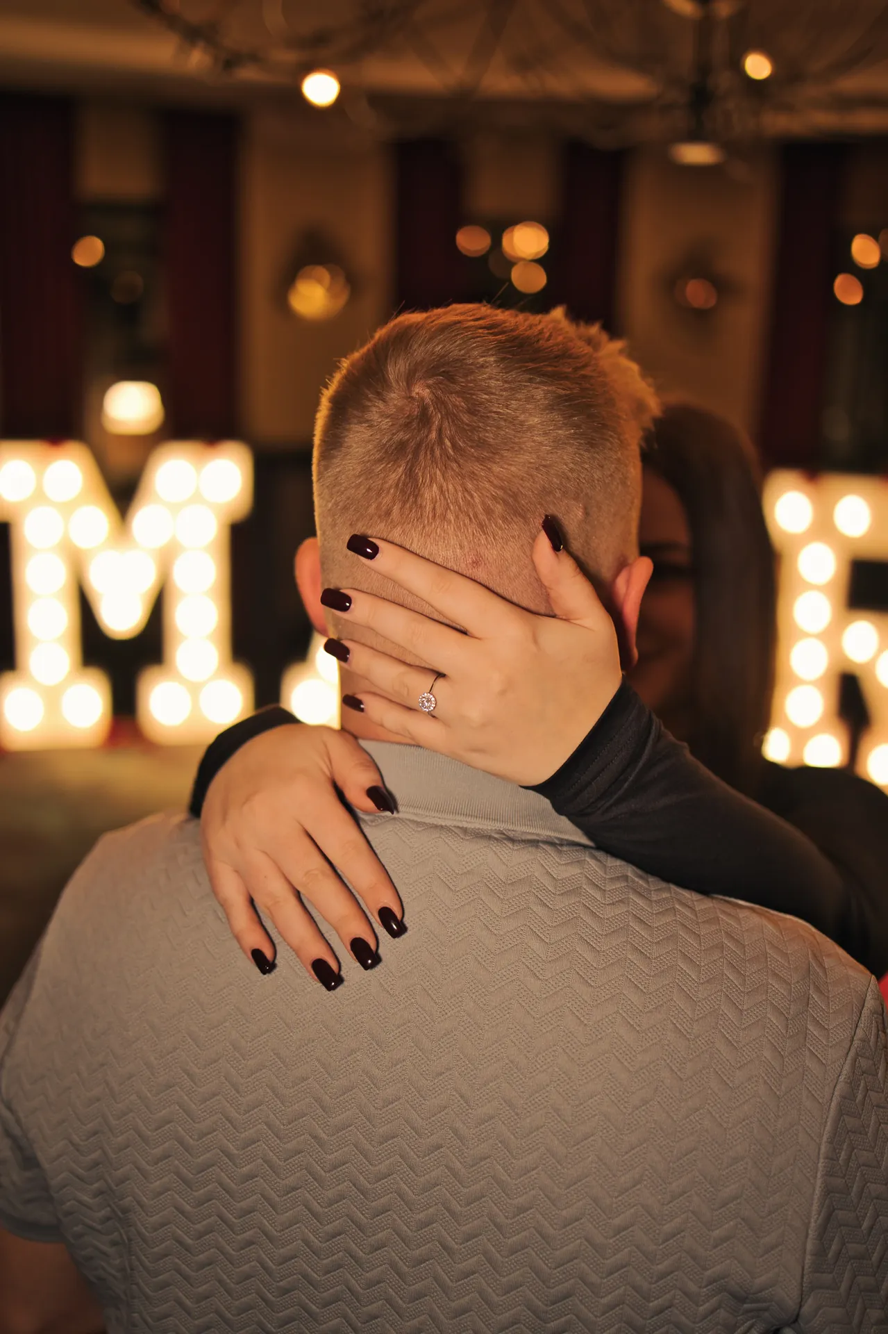 MARRY ME Leuchtbuchstaben bei einem Indoor-Heiratsantrag im Hotel